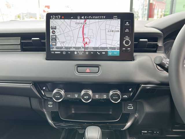 ホンダ ヴェゼル ハイブリッド e:HEV Z 岐阜県 2025(令7)年 0.1千km プラチナホワイトパール 登録時走行距離：3km/登録済み未使用車/Honda CONNECTディスプレー/バックモニター/フルセグテレビ/クルーズコントロール/ETC2.0車載器/ワイヤレス充電器/Honda SENSING/ブラインドスポットインフォメーション/アダプティブドライビングビーム(ADB)/後退出庫サポート/運転席助手席シートヒーター/ハンズフリーアクセスパワーテールゲート(予約クローズ機能付)/LEDシーケンシャルターンシグナルランプ/18インチアルミホイール/コンビシート（シートヒータ・エアシート）/ハーフレザーシート/本革巻きステアリングアイドリングストップ/保証書