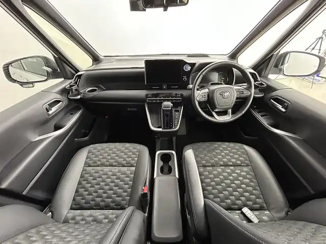 トヨタ ヴォクシー ハイブリッド S－Z 道央・札幌 2022(令4)年 3.9万km ホワイトパールクリスタルシャイン ・４WD/・寒冷地仕様/・純正ディスプレイオーディオ/　ナビTVキット/CDデッキ/BT/Miracast/USB/・デジタルインナーミラー/・ビルトインETC2.0/・トヨタセーフティセンス/・プリクラッシュセーフティ/・レーダークルーズコントロール/・レーンディパーチャーアラート/・ブラインドスポットモニター/・プロアクティブドライビングアシスト/・フロントクロストラフィックアラート/・リヤクロストラフィックアラート/・パーキングサポートブレーキ/・安心降車アシスト/・ヘッドアップディスプレイ/・ロードサインアシスト/・Advansed Drive/・レーンチェンジアシスト/・ドライバーモニター/・クリアランスソナー/・ハーフレザーシート/・前席シートヒーター/・両側パワースライドドア/・パワーバックドア/・オートハイビーム/・フロントデアイサー/・LEDヘッドライト/・フォグライト/・オートライト/・プッシュスタート/・スマートキー/・純正フロアマット/・ドアバイザー/・社外AW付夏タイヤ積込/　205/60/R16