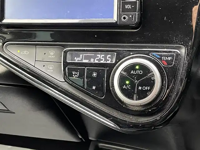 トヨタ アクア S 島根県 2018(平30)年 7.1万km スーパーホワイトⅡ 登録時走行距離70903km/純正ナビ（Bluetooth・AM・FM・CD）/ETC/ドライブレコーダー/ウィンカーミラー/ドアバイザー/ABS/横滑り防止装置/ステアリングスイッチ/ECOモード/EVモード/禁煙車