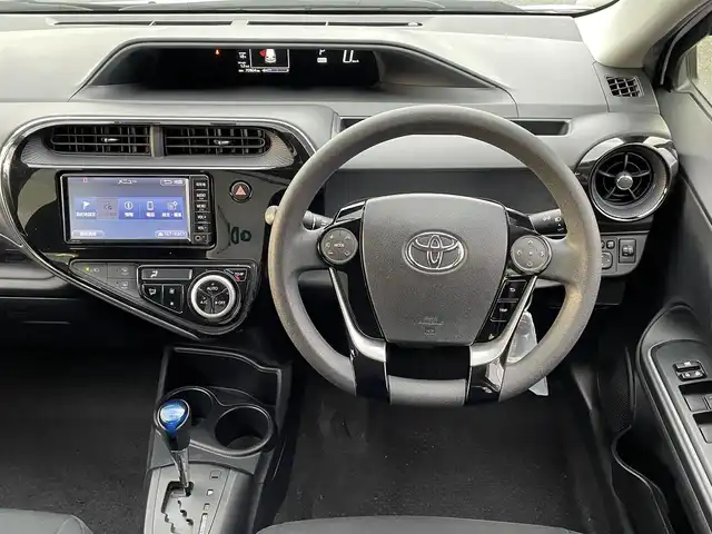 トヨタ アクア S 島根県 2018(平30)年 7.1万km スーパーホワイトⅡ 登録時走行距離70903km/純正ナビ（Bluetooth・AM・FM・CD）/ETC/ドライブレコーダー/ウィンカーミラー/ドアバイザー/ABS/横滑り防止装置/ステアリングスイッチ/ECOモード/EVモード/禁煙車