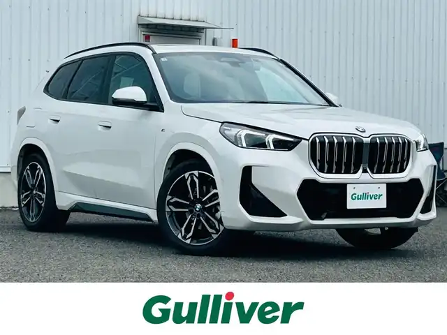 ＢＭＷ ＢＭＷ Ｘ１ xDrive 20d Mスポーツ 熊本県 2025(令7)年 0.2万km 白 純正ナビ/・AM/FM/BT/・アンドロイドオート/アップルカープレイ/ハーマンカードンスピーカー/サンルーフ/ドライビングアシストプロフェッショナル/・ACC/・ステアリングアシスト/・レーンキープアシスト/・レーンチェンジウォーニング/・レーンチェンジアシスト/・クロストラフィックウォーニング/ヘッドアップディスプレイ/パーキングアシストプラス/・360°カメラ/・アクティブPDC/・パーキングアシスト/・リモート3Dビュー/・リバースアシスト/ハーフレザーシート/シートヒーター/ワイヤレスチャージング/アダプティブLEDヘッドライト/ハイビームアシスト/オートマチックテールゲート/前後ドライブレコーダー/革巻きステアリング/ステアリングスイッチ/パドルシフト/純正フロアマット/純正アルミホイール