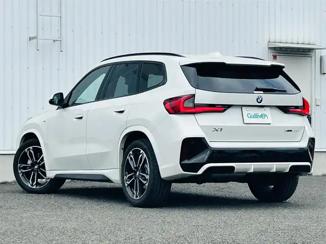 ＢＭＷ ＢＭＷ Ｘ１ xDrive 20d Mスポーツ 熊本県 2025(令7)年 0.2万km 白 純正ナビ/・AM/FM/BT/・アンドロイドオート/アップルカープレイ/ハーマンカードンスピーカー/サンルーフ/ドライビングアシストプロフェッショナル/・ACC/・ステアリングアシスト/・レーンキープアシスト/・レーンチェンジウォーニング/・レーンチェンジアシスト/・クロストラフィックウォーニング/ヘッドアップディスプレイ/パーキングアシストプラス/・360°カメラ/・アクティブPDC/・パーキングアシスト/・リモート3Dビュー/・リバースアシスト/ハーフレザーシート/シートヒーター/ワイヤレスチャージング/アダプティブLEDヘッドライト/ハイビームアシスト/オートマチックテールゲート/前後ドライブレコーダー/革巻きステアリング/ステアリングスイッチ/パドルシフト/純正フロアマット/純正アルミホイール