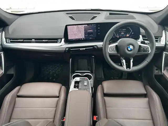 ＢＭＷ ＢＭＷ Ｘ１ xDrive 20d Mスポーツ 熊本県 2025(令7)年 0.2万km 白 純正ナビ/・AM/FM/BT/・アンドロイドオート/アップルカープレイ/ハーマンカードンスピーカー/サンルーフ/ドライビングアシストプロフェッショナル/・ACC/・ステアリングアシスト/・レーンキープアシスト/・レーンチェンジウォーニング/・レーンチェンジアシスト/・クロストラフィックウォーニング/ヘッドアップディスプレイ/パーキングアシストプラス/・360°カメラ/・アクティブPDC/・パーキングアシスト/・リモート3Dビュー/・リバースアシスト/ハーフレザーシート/シートヒーター/ワイヤレスチャージング/アダプティブLEDヘッドライト/ハイビームアシスト/オートマチックテールゲート/前後ドライブレコーダー/革巻きステアリング/ステアリングスイッチ/パドルシフト/純正フロアマット/純正アルミホイール