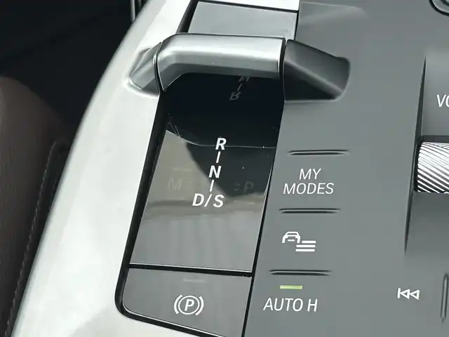 ＢＭＷ ＢＭＷ Ｘ１ xDrive 20d Mスポーツ 熊本県 2025(令7)年 0.2万km 白 純正ナビ/・AM/FM/BT/・アンドロイドオート/アップルカープレイ/ハーマンカードンスピーカー/サンルーフ/ドライビングアシストプロフェッショナル/・ACC/・ステアリングアシスト/・レーンキープアシスト/・レーンチェンジウォーニング/・レーンチェンジアシスト/・クロストラフィックウォーニング/ヘッドアップディスプレイ/パーキングアシストプラス/・360°カメラ/・アクティブPDC/・パーキングアシスト/・リモート3Dビュー/・リバースアシスト/ハーフレザーシート/シートヒーター/ワイヤレスチャージング/アダプティブLEDヘッドライト/ハイビームアシスト/オートマチックテールゲート/前後ドライブレコーダー/革巻きステアリング/ステアリングスイッチ/パドルシフト/純正フロアマット/純正アルミホイール