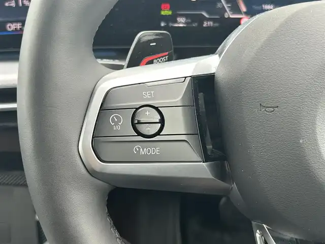 ＢＭＷ ＢＭＷ Ｘ１ xDrive 20d Mスポーツ 熊本県 2025(令7)年 0.2万km 白 純正ナビ/・AM/FM/BT/・アンドロイドオート/アップルカープレイ/ハーマンカードンスピーカー/サンルーフ/ドライビングアシストプロフェッショナル/・ACC/・ステアリングアシスト/・レーンキープアシスト/・レーンチェンジウォーニング/・レーンチェンジアシスト/・クロストラフィックウォーニング/ヘッドアップディスプレイ/パーキングアシストプラス/・360°カメラ/・アクティブPDC/・パーキングアシスト/・リモート3Dビュー/・リバースアシスト/ハーフレザーシート/シートヒーター/ワイヤレスチャージング/アダプティブLEDヘッドライト/ハイビームアシスト/オートマチックテールゲート/前後ドライブレコーダー/革巻きステアリング/ステアリングスイッチ/パドルシフト/純正フロアマット/純正アルミホイール