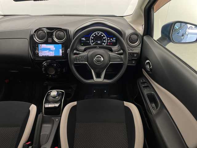 日産 ノート e－パワー X 宮崎県 2017(平29)年 5.9万km シャイニングブルー エマ―ジェンシーブレーキ/車線逸脱警報/クリアランスソナー/インテリジェントルームミラー/純正7インチSDナビ/フルセグTV/CD/DVD/Bluetooth/アラウンドビューモニター/LEDヘッドライト/純正ナビ一体型ドライブレコーダー/ETC/スマートキー×2/取扱説明書/ナビ取扱説明書