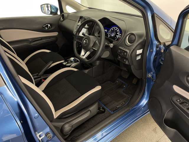 日産 ノート e－パワー X 宮崎県 2017(平29)年 5.9万km シャイニングブルー エマ―ジェンシーブレーキ/車線逸脱警報/クリアランスソナー/インテリジェントルームミラー/純正7インチSDナビ/フルセグTV/CD/DVD/Bluetooth/アラウンドビューモニター/LEDヘッドライト/純正ナビ一体型ドライブレコーダー/ETC/スマートキー×2/取扱説明書/ナビ取扱説明書