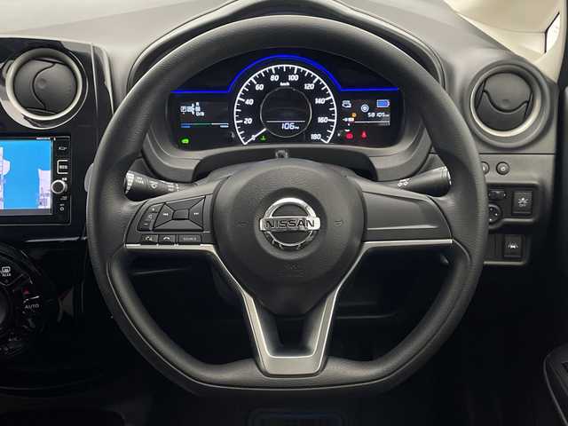 日産 ノート e－パワー X 宮崎県 2017(平29)年 5.9万km シャイニングブルー エマ―ジェンシーブレーキ/車線逸脱警報/クリアランスソナー/インテリジェントルームミラー/純正7インチSDナビ/フルセグTV/CD/DVD/Bluetooth/アラウンドビューモニター/LEDヘッドライト/純正ナビ一体型ドライブレコーダー/ETC/スマートキー×2/取扱説明書/ナビ取扱説明書