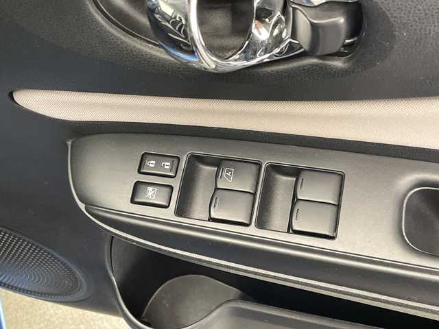 日産 ノート e－パワー X 宮崎県 2017(平29)年 5.9万km シャイニングブルー エマ―ジェンシーブレーキ/車線逸脱警報/クリアランスソナー/インテリジェントルームミラー/純正7インチSDナビ/フルセグTV/CD/DVD/Bluetooth/アラウンドビューモニター/LEDヘッドライト/純正ナビ一体型ドライブレコーダー/ETC/スマートキー×2/取扱説明書/ナビ取扱説明書