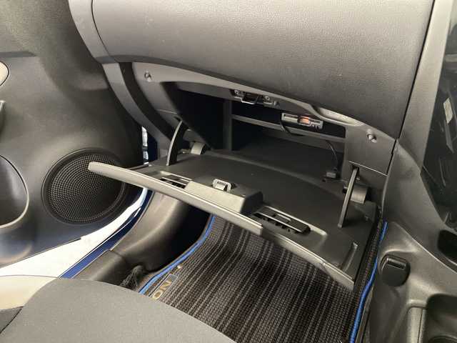 日産 ノート e－パワー X 宮崎県 2017(平29)年 5.9万km シャイニングブルー エマ―ジェンシーブレーキ/車線逸脱警報/クリアランスソナー/インテリジェントルームミラー/純正7インチSDナビ/フルセグTV/CD/DVD/Bluetooth/アラウンドビューモニター/LEDヘッドライト/純正ナビ一体型ドライブレコーダー/ETC/スマートキー×2/取扱説明書/ナビ取扱説明書