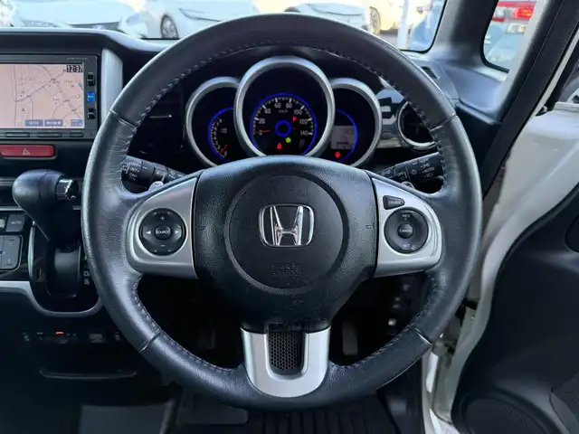 ホンダ Ｎ ＢＯＸ カスタム ターボ SSブラックSパッケージ 東京都 2016(平28)年 7万km プレミアムホワイトパールⅡ 純正ナビ/バックカメラ/ビルトインＥＴＣ/クルーズコントロール/両側電動スライドドア/ハーフレザーシート/シートヒーター/シティブレーキアクティブシステム/横滑り防止/プッシュスタート/パドルシフト/ＨＩＤヘッドライト/フォグランプ/純正フロアマット/純正１５インチＡＷ/ドアバイザー/スマートキー