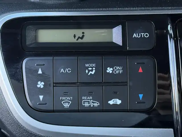 ホンダ Ｎ ＢＯＸ カスタム ターボ SSブラックSパッケージ 東京都 2016(平28)年 7万km プレミアムホワイトパールⅡ 純正ナビ/バックカメラ/ビルトインＥＴＣ/クルーズコントロール/両側電動スライドドア/ハーフレザーシート/シートヒーター/シティブレーキアクティブシステム/横滑り防止/プッシュスタート/パドルシフト/ＨＩＤヘッドライト/フォグランプ/純正フロアマット/純正１５インチＡＷ/ドアバイザー/スマートキー