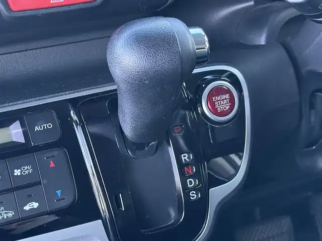 ホンダ Ｎ ＢＯＸ カスタム ターボ SSブラックSパッケージ 東京都 2016(平28)年 7万km プレミアムホワイトパールⅡ 純正ナビ/バックカメラ/ビルトインＥＴＣ/クルーズコントロール/両側電動スライドドア/ハーフレザーシート/シートヒーター/シティブレーキアクティブシステム/横滑り防止/プッシュスタート/パドルシフト/ＨＩＤヘッドライト/フォグランプ/純正フロアマット/純正１５インチＡＷ/ドアバイザー/スマートキー