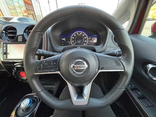 日産 ノート e－パワー X 宮城県 2017(平29)年 7.9万km ガーネットレッド 登録時走行距離78337km/純正SDナビ/ワンセグTV/CD/DVD/Bluetooth/全方位カメラ/アラウンドビューモニター・/デジタルインナーミラー/衝突軽減ブレーキ/横滑り防止装置/オートライト/コーナーセンサー/ステアリングリモコン/盗難防止装置/電動格納ミラー/ヘッドライト/フォグランプ/純正フロアマット