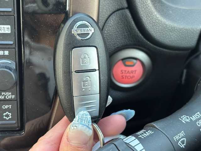 日産 ノート e－パワー X 宮城県 2017(平29)年 7.9万km ガーネットレッド 登録時走行距離78337km/純正SDナビ/ワンセグTV/CD/DVD/Bluetooth/全方位カメラ/アラウンドビューモニター・/デジタルインナーミラー/衝突軽減ブレーキ/横滑り防止装置/オートライト/コーナーセンサー/ステアリングリモコン/盗難防止装置/電動格納ミラー/ヘッドライト/フォグランプ/純正フロアマット