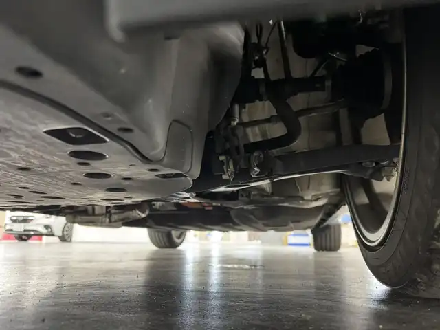 ホンダ ヴェゼル ハイブリッド RS ホンダセンシング 三重県 2018(平30)年 3.8万km プラチナホワイトパール ハイブリッド/FF/i-DCD（MTモード付フロア7DCT）/WORK 19x8.5J『EMOTION D9R』 5H-114.3 ＋45/TEIN 車高調キット/ロッソモデロ 2本出しマフラー/純正 8インチナビ VXM-187VFi/（CD/DVD/RADIO/TV/SD/MusicRack/USB/iPod/Bluetooth/HDMI/AppleCarPlay）/バックカメラ/ビルトイン ETC/Honda SENSING/・衝突軽減ブレーキ［CMBS］/・車線維持支援システム［LKAS］/・アダプティブクルーズコントロール［ACC］/・路外逸脱抑制機能/・標識認識機能/・先行車発進お知らせ機能/・リアクティブフォースペダル［RFP］/装備/・ハーフレザーシート/・シートヒーター（D/N）/・左右独立オートエアコン/・雨滴検知オートワイパー/・パドルシフト/・電子パーキングブレーキ/・オートブレーキホールド/・自動防眩ルームミラー/・ステアリングスイッチ/・保/取/ナビ取/・スマートキーx1
