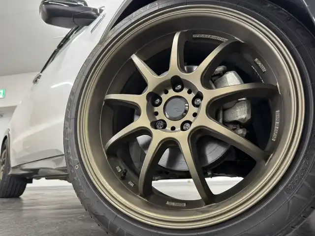 ホンダ ヴェゼル ハイブリッド RS ホンダセンシング 三重県 2018(平30)年 3.8万km プラチナホワイトパール ハイブリッド/FF/i-DCD（MTモード付フロア7DCT）/WORK 19x8.5J『EMOTION D9R』 5H-114.3 ＋45/TEIN 車高調キット/ロッソモデロ 2本出しマフラー/純正 8インチナビ VXM-187VFi/（CD/DVD/RADIO/TV/SD/MusicRack/USB/iPod/Bluetooth/HDMI/AppleCarPlay）/バックカメラ/ビルトイン ETC/Honda SENSING/・衝突軽減ブレーキ［CMBS］/・車線維持支援システム［LKAS］/・アダプティブクルーズコントロール［ACC］/・路外逸脱抑制機能/・標識認識機能/・先行車発進お知らせ機能/・リアクティブフォースペダル［RFP］/装備/・ハーフレザーシート/・シートヒーター（D/N）/・左右独立オートエアコン/・雨滴検知オートワイパー/・パドルシフト/・電子パーキングブレーキ/・オートブレーキホールド/・自動防眩ルームミラー/・ステアリングスイッチ/・保/取/ナビ取/・スマートキーx1