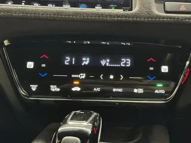 ホンダ ヴェゼル ハイブリッド RS ホンダセンシング 三重県 2018(平30)年 3.8万km プラチナホワイトパール ハイブリッド/FF/i-DCD（MTモード付フロア7DCT）/WORK 19x8.5J『EMOTION D9R』 5H-114.3 ＋45/TEIN 車高調キット/ロッソモデロ 2本出しマフラー/純正 8インチナビ VXM-187VFi/（CD/DVD/RADIO/TV/SD/MusicRack/USB/iPod/Bluetooth/HDMI/AppleCarPlay）/バックカメラ/ビルトイン ETC/Honda SENSING/・衝突軽減ブレーキ［CMBS］/・車線維持支援システム［LKAS］/・アダプティブクルーズコントロール［ACC］/・路外逸脱抑制機能/・標識認識機能/・先行車発進お知らせ機能/・リアクティブフォースペダル［RFP］/装備/・ハーフレザーシート/・シートヒーター（D/N）/・左右独立オートエアコン/・雨滴検知オートワイパー/・パドルシフト/・電子パーキングブレーキ/・オートブレーキホールド/・自動防眩ルームミラー/・ステアリングスイッチ/・保/取/ナビ取/・スマートキーx1