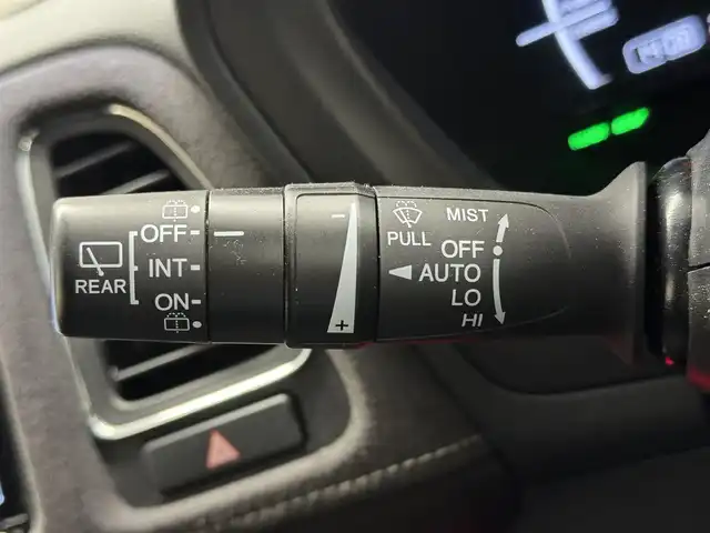 ホンダ ヴェゼル ハイブリッド RS ホンダセンシング 三重県 2018(平30)年 3.8万km プラチナホワイトパール ハイブリッド/FF/i-DCD（MTモード付フロア7DCT）/WORK 19x8.5J『EMOTION D9R』 5H-114.3 ＋45/TEIN 車高調キット/ロッソモデロ 2本出しマフラー/純正 8インチナビ VXM-187VFi/（CD/DVD/RADIO/TV/SD/MusicRack/USB/iPod/Bluetooth/HDMI/AppleCarPlay）/バックカメラ/ビルトイン ETC/Honda SENSING/・衝突軽減ブレーキ［CMBS］/・車線維持支援システム［LKAS］/・アダプティブクルーズコントロール［ACC］/・路外逸脱抑制機能/・標識認識機能/・先行車発進お知らせ機能/・リアクティブフォースペダル［RFP］/装備/・ハーフレザーシート/・シートヒーター（D/N）/・左右独立オートエアコン/・雨滴検知オートワイパー/・パドルシフト/・電子パーキングブレーキ/・オートブレーキホールド/・自動防眩ルームミラー/・ステアリングスイッチ/・保/取/ナビ取/・スマートキーx1