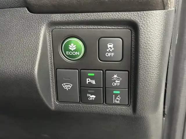 ホンダ ヴェゼル ハイブリッド RS ホンダセンシング 三重県 2018(平30)年 3.8万km プラチナホワイトパール ハイブリッド/FF/i-DCD（MTモード付フロア7DCT）/WORK 19x8.5J『EMOTION D9R』 5H-114.3 ＋45/TEIN 車高調キット/ロッソモデロ 2本出しマフラー/純正 8インチナビ VXM-187VFi/（CD/DVD/RADIO/TV/SD/MusicRack/USB/iPod/Bluetooth/HDMI/AppleCarPlay）/バックカメラ/ビルトイン ETC/Honda SENSING/・衝突軽減ブレーキ［CMBS］/・車線維持支援システム［LKAS］/・アダプティブクルーズコントロール［ACC］/・路外逸脱抑制機能/・標識認識機能/・先行車発進お知らせ機能/・リアクティブフォースペダル［RFP］/装備/・ハーフレザーシート/・シートヒーター（D/N）/・左右独立オートエアコン/・雨滴検知オートワイパー/・パドルシフト/・電子パーキングブレーキ/・オートブレーキホールド/・自動防眩ルームミラー/・ステアリングスイッチ/・保/取/ナビ取/・スマートキーx1