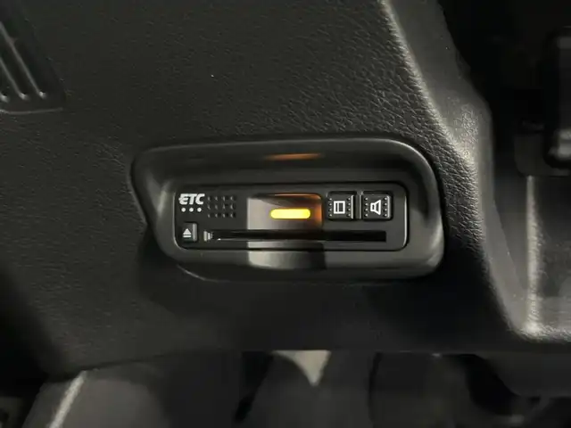 ホンダ ヴェゼル ハイブリッド RS ホンダセンシング 三重県 2018(平30)年 3.8万km プラチナホワイトパール ハイブリッド/FF/i-DCD（MTモード付フロア7DCT）/WORK 19x8.5J『EMOTION D9R』 5H-114.3 ＋45/TEIN 車高調キット/ロッソモデロ 2本出しマフラー/純正 8インチナビ VXM-187VFi/（CD/DVD/RADIO/TV/SD/MusicRack/USB/iPod/Bluetooth/HDMI/AppleCarPlay）/バックカメラ/ビルトイン ETC/Honda SENSING/・衝突軽減ブレーキ［CMBS］/・車線維持支援システム［LKAS］/・アダプティブクルーズコントロール［ACC］/・路外逸脱抑制機能/・標識認識機能/・先行車発進お知らせ機能/・リアクティブフォースペダル［RFP］/装備/・ハーフレザーシート/・シートヒーター（D/N）/・左右独立オートエアコン/・雨滴検知オートワイパー/・パドルシフト/・電子パーキングブレーキ/・オートブレーキホールド/・自動防眩ルームミラー/・ステアリングスイッチ/・保/取/ナビ取/・スマートキーx1