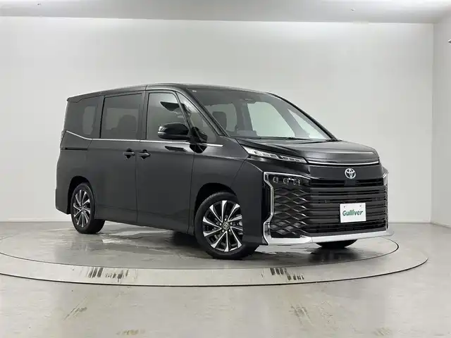 トヨタ ヴォクシー ハイブリッド S－Z 埼玉県 2025(令7)年 0.1万km未満 アティチュードブラックマイカ 登録済未使用車/純正ディスプレイオーディオ/（Bluetooth/CD/DVD/AM/FM）/フルセグTV/バックカメラ/レーダークルーズコントロール/快適利便パッケージ/横滑り防止装置/レーンキープアシスト/盗難防止装置/プリクラッシュセーフティ/LEDヘッドライト/両側パワースライドドア/ETC2.0/スマートキー
