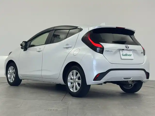 トヨタ アクア Z 愛知県 2022(令4)年 2.7万km プラチナホワイトパールマイカ メーカー10.5型ディスプレイオーディオ/（AM/FM/BT/フルセグTV）/全方位バックカメラ/前後ドラレコ/ETC/トヨタセーフティセンス/・レーントレーシングアシスト/・プリクラッシュセーフティ/・ブラインドスポットモニター/・クリアランスソナー/・リアクロストラフィックアラート/・パーキングサポートブレーキ/・ロードサインアシスト/PWR＋モード/ECOモード/EVモード/nanoeX/ドアバイザー/純正フロアマット/純正LEDヘッドライト/純正15インチAW/ドアバイザー