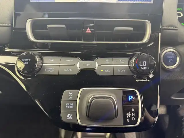 トヨタ アクア Z 愛知県 2022(令4)年 2.7万km プラチナホワイトパールマイカ メーカー10.5型ディスプレイオーディオ/（AM/FM/BT/フルセグTV）/全方位バックカメラ/前後ドラレコ/ETC/トヨタセーフティセンス/・レーントレーシングアシスト/・プリクラッシュセーフティ/・ブラインドスポットモニター/・クリアランスソナー/・リアクロストラフィックアラート/・パーキングサポートブレーキ/・ロードサインアシスト/PWR＋モード/ECOモード/EVモード/nanoeX/ドアバイザー/純正フロアマット/純正LEDヘッドライト/純正15インチAW/ドアバイザー
