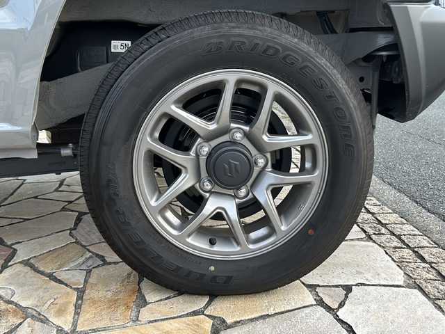 スズキ ジムニー XC 静岡県 2023(令5)年 0.5万km ミディアムグレー ワンオーナー/純正ナビ/・FM/AM/・SD/・フルセグTV/・USB/・Bluetooth/・MEMORY MUSIC/主要装備/・バックカメラ/・ＬＥＤヘッドランプ/・運転席助手席シートヒーター/・ドライブレコーダー/・サイドターンランプ付ドアミラー/・純正１６インチＡＷ/・ワンオーナー/・アイドリングストップ/・衝突被害軽減システム/(デュアルセンサーブレーキサポート)/・サイドカーテンエアバッグ/・2H-4H-4L切替