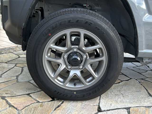 スズキ ジムニー XC 静岡県 2023(令5)年 0.5万km ミディアムグレー ワンオーナー/純正ナビ/・FM/AM/・SD/・フルセグTV/・USB/・Bluetooth/・MEMORY MUSIC/主要装備/・バックカメラ/・ＬＥＤヘッドランプ/・運転席助手席シートヒーター/・ドライブレコーダー/・サイドターンランプ付ドアミラー/・純正１６インチＡＷ/・ワンオーナー/・アイドリングストップ/・衝突被害軽減システム/(デュアルセンサーブレーキサポート)/・サイドカーテンエアバッグ/・2H-4H-4L切替