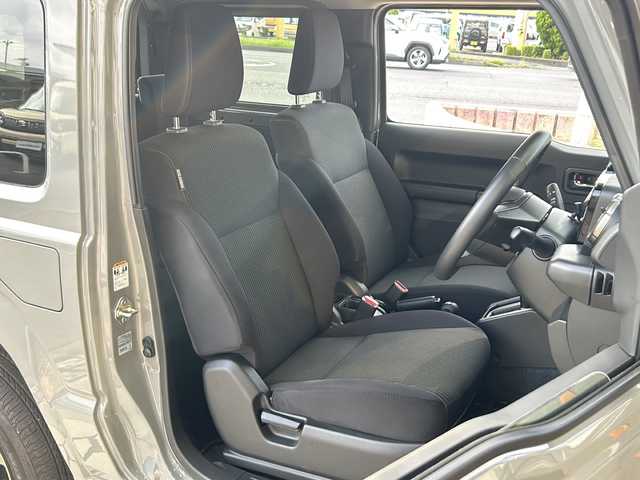 スズキ ジムニー XC 静岡県 2023(令5)年 0.5万km ミディアムグレー ワンオーナー/純正ナビ/・FM/AM/・SD/・フルセグTV/・USB/・Bluetooth/・MEMORY MUSIC/主要装備/・バックカメラ/・ＬＥＤヘッドランプ/・運転席助手席シートヒーター/・ドライブレコーダー/・サイドターンランプ付ドアミラー/・純正１６インチＡＷ/・ワンオーナー/・アイドリングストップ/・衝突被害軽減システム/(デュアルセンサーブレーキサポート)/・サイドカーテンエアバッグ/・2H-4H-4L切替