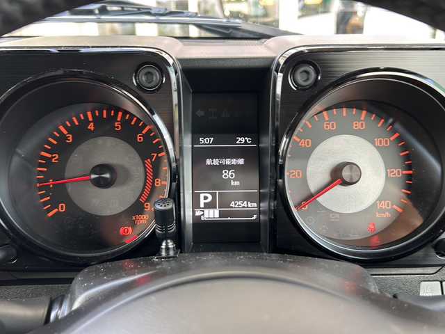 スズキ ジムニー XC 静岡県 2023(令5)年 0.5万km ミディアムグレー ワンオーナー/純正ナビ/・FM/AM/・SD/・フルセグTV/・USB/・Bluetooth/・MEMORY MUSIC/主要装備/・バックカメラ/・ＬＥＤヘッドランプ/・運転席助手席シートヒーター/・ドライブレコーダー/・サイドターンランプ付ドアミラー/・純正１６インチＡＷ/・ワンオーナー/・アイドリングストップ/・衝突被害軽減システム/(デュアルセンサーブレーキサポート)/・サイドカーテンエアバッグ/・2H-4H-4L切替