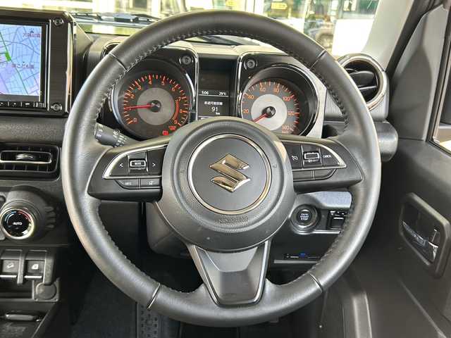スズキ ジムニー XC 静岡県 2023(令5)年 0.5万km ミディアムグレー ワンオーナー/純正ナビ/・FM/AM/・SD/・フルセグTV/・USB/・Bluetooth/・MEMORY MUSIC/主要装備/・バックカメラ/・ＬＥＤヘッドランプ/・運転席助手席シートヒーター/・ドライブレコーダー/・サイドターンランプ付ドアミラー/・純正１６インチＡＷ/・ワンオーナー/・アイドリングストップ/・衝突被害軽減システム/(デュアルセンサーブレーキサポート)/・サイドカーテンエアバッグ/・2H-4H-4L切替