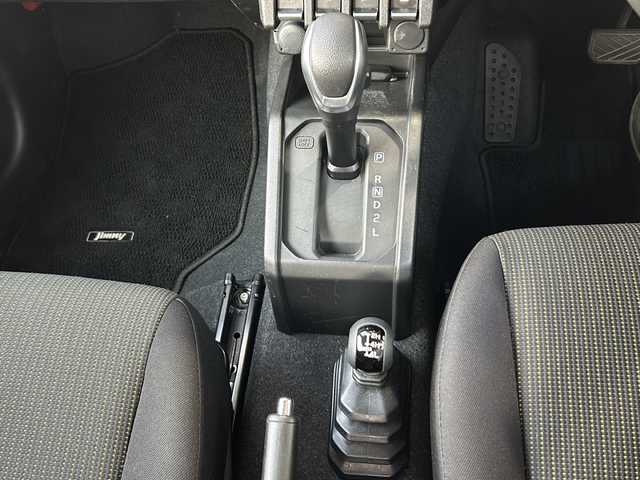 スズキ ジムニー XC 静岡県 2023(令5)年 0.5万km ミディアムグレー ワンオーナー/純正ナビ/・FM/AM/・SD/・フルセグTV/・USB/・Bluetooth/・MEMORY MUSIC/主要装備/・バックカメラ/・ＬＥＤヘッドランプ/・運転席助手席シートヒーター/・ドライブレコーダー/・サイドターンランプ付ドアミラー/・純正１６インチＡＷ/・ワンオーナー/・アイドリングストップ/・衝突被害軽減システム/(デュアルセンサーブレーキサポート)/・サイドカーテンエアバッグ/・2H-4H-4L切替