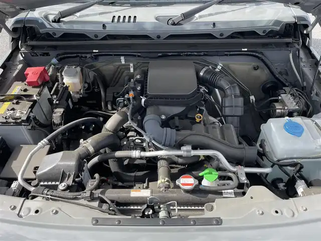 スズキ ジムニー XC 滋賀県 2023(令5)年 0.5万km ミディアムグレー ワンオーナー/純正ナビ/・FM/AM/・SD/・フルセグTV/・USB/・Bluetooth/・MEMORY MUSIC/主要装備/・バックカメラ/・ＬＥＤヘッドランプ/・運転席助手席シートヒーター/・ドライブレコーダー/・サイドターンランプ付ドアミラー/・純正１６インチＡＷ/・ワンオーナー/・アイドリングストップ/・衝突被害軽減システム/(デュアルセンサーブレーキサポート)/・サイドカーテンエアバッグ/・2H-4H-4L切替