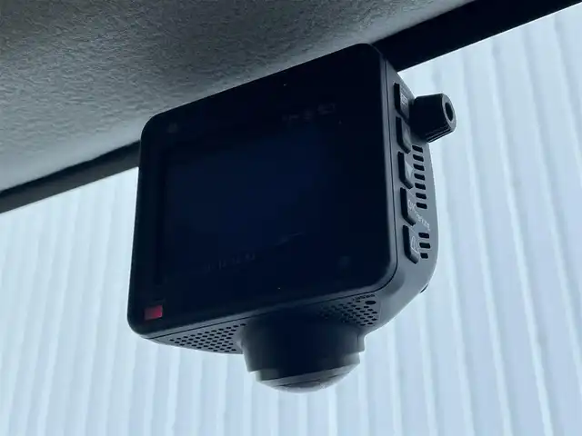 スズキ ジムニー XC 滋賀県 2023(令5)年 0.5万km ミディアムグレー ワンオーナー/純正ナビ/・FM/AM/・SD/・フルセグTV/・USB/・Bluetooth/・MEMORY MUSIC/主要装備/・バックカメラ/・ＬＥＤヘッドランプ/・運転席助手席シートヒーター/・ドライブレコーダー/・サイドターンランプ付ドアミラー/・純正１６インチＡＷ/・ワンオーナー/・アイドリングストップ/・衝突被害軽減システム/(デュアルセンサーブレーキサポート)/・サイドカーテンエアバッグ/・2H-4H-4L切替