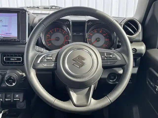 スズキ ジムニー XC 滋賀県 2023(令5)年 0.5万km ミディアムグレー ワンオーナー/純正ナビ/・FM/AM/・SD/・フルセグTV/・USB/・Bluetooth/・MEMORY MUSIC/主要装備/・バックカメラ/・ＬＥＤヘッドランプ/・運転席助手席シートヒーター/・ドライブレコーダー/・サイドターンランプ付ドアミラー/・純正１６インチＡＷ/・ワンオーナー/・アイドリングストップ/・衝突被害軽減システム/(デュアルセンサーブレーキサポート)/・サイドカーテンエアバッグ/・2H-4H-4L切替