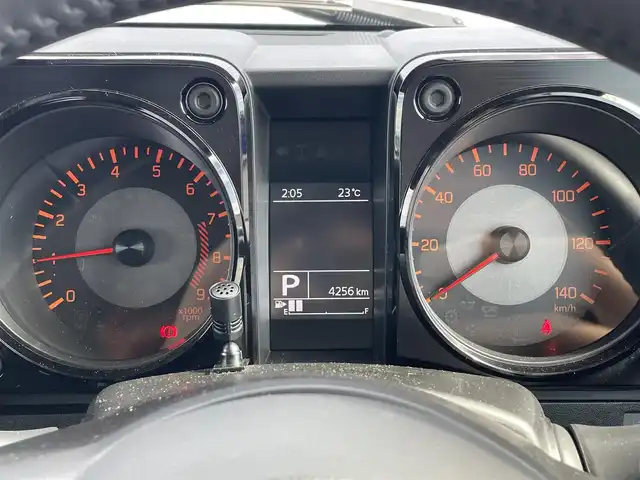 スズキ ジムニー XC 滋賀県 2023(令5)年 0.5万km ミディアムグレー ワンオーナー/純正ナビ/・FM/AM/・SD/・フルセグTV/・USB/・Bluetooth/・MEMORY MUSIC/主要装備/・バックカメラ/・ＬＥＤヘッドランプ/・運転席助手席シートヒーター/・ドライブレコーダー/・サイドターンランプ付ドアミラー/・純正１６インチＡＷ/・ワンオーナー/・アイドリングストップ/・衝突被害軽減システム/(デュアルセンサーブレーキサポート)/・サイドカーテンエアバッグ/・2H-4H-4L切替