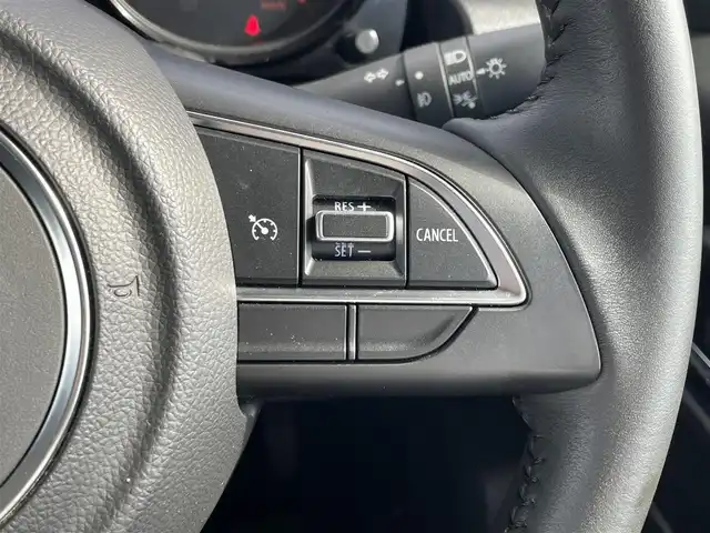 スズキ ジムニー XC 滋賀県 2023(令5)年 0.5万km ミディアムグレー ワンオーナー/純正ナビ/・FM/AM/・SD/・フルセグTV/・USB/・Bluetooth/・MEMORY MUSIC/主要装備/・バックカメラ/・ＬＥＤヘッドランプ/・運転席助手席シートヒーター/・ドライブレコーダー/・サイドターンランプ付ドアミラー/・純正１６インチＡＷ/・ワンオーナー/・アイドリングストップ/・衝突被害軽減システム/(デュアルセンサーブレーキサポート)/・サイドカーテンエアバッグ/・2H-4H-4L切替