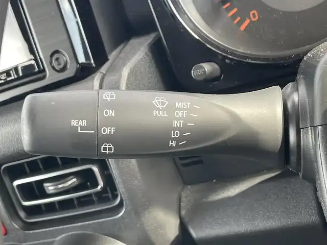 スズキ ジムニー XC 滋賀県 2023(令5)年 0.5万km ミディアムグレー ワンオーナー/純正ナビ/・FM/AM/・SD/・フルセグTV/・USB/・Bluetooth/・MEMORY MUSIC/主要装備/・バックカメラ/・ＬＥＤヘッドランプ/・運転席助手席シートヒーター/・ドライブレコーダー/・サイドターンランプ付ドアミラー/・純正１６インチＡＷ/・ワンオーナー/・アイドリングストップ/・衝突被害軽減システム/(デュアルセンサーブレーキサポート)/・サイドカーテンエアバッグ/・2H-4H-4L切替