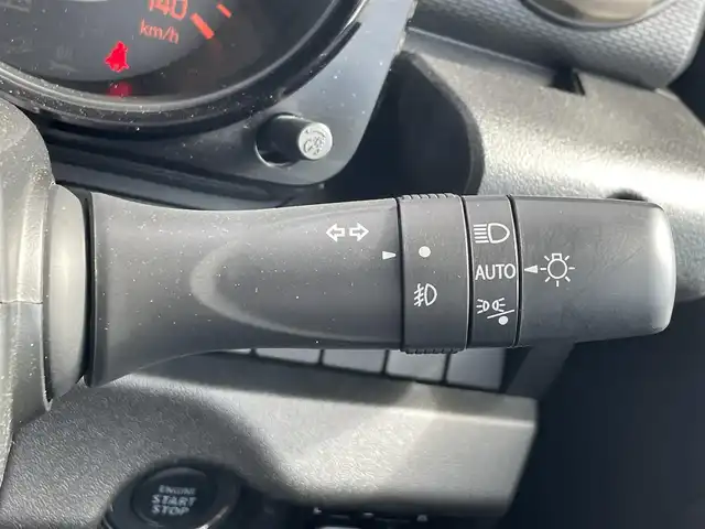 スズキ ジムニー XC 滋賀県 2023(令5)年 0.5万km ミディアムグレー ワンオーナー/純正ナビ/・FM/AM/・SD/・フルセグTV/・USB/・Bluetooth/・MEMORY MUSIC/主要装備/・バックカメラ/・ＬＥＤヘッドランプ/・運転席助手席シートヒーター/・ドライブレコーダー/・サイドターンランプ付ドアミラー/・純正１６インチＡＷ/・ワンオーナー/・アイドリングストップ/・衝突被害軽減システム/(デュアルセンサーブレーキサポート)/・サイドカーテンエアバッグ/・2H-4H-4L切替