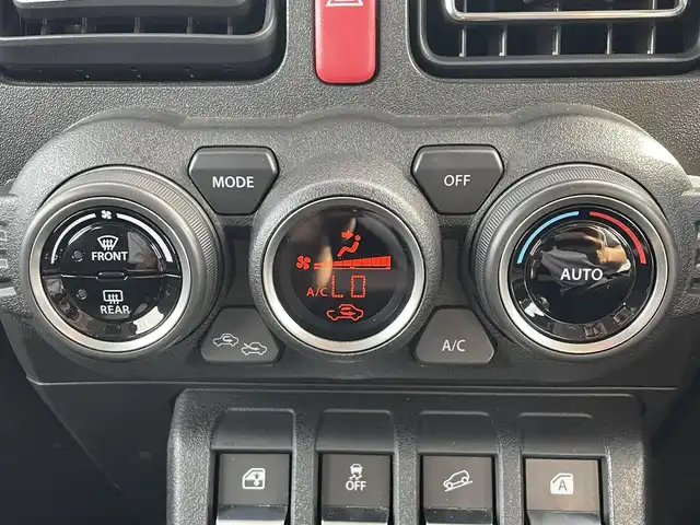 スズキ ジムニー XC 滋賀県 2023(令5)年 0.5万km ミディアムグレー ワンオーナー/純正ナビ/・FM/AM/・SD/・フルセグTV/・USB/・Bluetooth/・MEMORY MUSIC/主要装備/・バックカメラ/・ＬＥＤヘッドランプ/・運転席助手席シートヒーター/・ドライブレコーダー/・サイドターンランプ付ドアミラー/・純正１６インチＡＷ/・ワンオーナー/・アイドリングストップ/・衝突被害軽減システム/(デュアルセンサーブレーキサポート)/・サイドカーテンエアバッグ/・2H-4H-4L切替