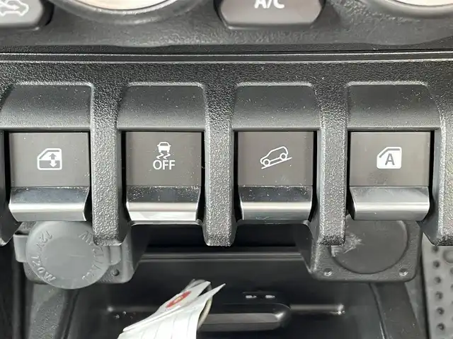 スズキ ジムニー XC 滋賀県 2023(令5)年 0.5万km ミディアムグレー ワンオーナー/純正ナビ/・FM/AM/・SD/・フルセグTV/・USB/・Bluetooth/・MEMORY MUSIC/主要装備/・バックカメラ/・ＬＥＤヘッドランプ/・運転席助手席シートヒーター/・ドライブレコーダー/・サイドターンランプ付ドアミラー/・純正１６インチＡＷ/・ワンオーナー/・アイドリングストップ/・衝突被害軽減システム/(デュアルセンサーブレーキサポート)/・サイドカーテンエアバッグ/・2H-4H-4L切替