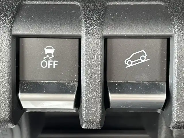 スズキ ジムニー XC 滋賀県 2023(令5)年 0.5万km ミディアムグレー ワンオーナー/純正ナビ/・FM/AM/・SD/・フルセグTV/・USB/・Bluetooth/・MEMORY MUSIC/主要装備/・バックカメラ/・ＬＥＤヘッドランプ/・運転席助手席シートヒーター/・ドライブレコーダー/・サイドターンランプ付ドアミラー/・純正１６インチＡＷ/・ワンオーナー/・アイドリングストップ/・衝突被害軽減システム/(デュアルセンサーブレーキサポート)/・サイドカーテンエアバッグ/・2H-4H-4L切替