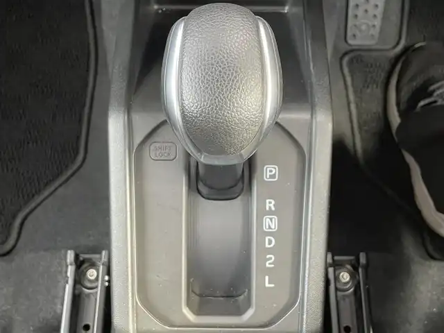 スズキ ジムニー XC 滋賀県 2023(令5)年 0.5万km ミディアムグレー ワンオーナー/純正ナビ/・FM/AM/・SD/・フルセグTV/・USB/・Bluetooth/・MEMORY MUSIC/主要装備/・バックカメラ/・ＬＥＤヘッドランプ/・運転席助手席シートヒーター/・ドライブレコーダー/・サイドターンランプ付ドアミラー/・純正１６インチＡＷ/・ワンオーナー/・アイドリングストップ/・衝突被害軽減システム/(デュアルセンサーブレーキサポート)/・サイドカーテンエアバッグ/・2H-4H-4L切替