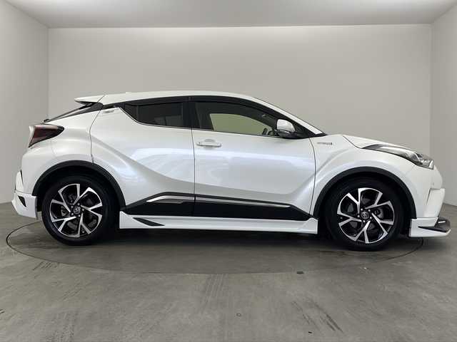 トヨタ Ｃ－ＨＲ G 兵庫県 2017(平29)年 11.4万km ホワイトパールクリスタルシャイン TRDエアロ/フロント/サイド/リア/・純正SDナビ/CD/DVD/AM/FM/・フルセグTV/・Bluetooth接続/・バックカメラ/・レーダークルーズコントロール/・電子パーキングブレーキ/・オートホールド/・前席シートヒーター/・オートライト/・オートマチックハイビーム/・レーンキープアシスト/・横滑り防止装置/・LEDヘッドライト/・フロアマット/・18インチ純正アルミホイール