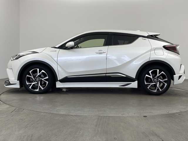 トヨタ Ｃ－ＨＲ G 兵庫県 2017(平29)年 11.4万km ホワイトパールクリスタルシャイン TRDエアロ/フロント/サイド/リア/・純正SDナビ/CD/DVD/AM/FM/・フルセグTV/・Bluetooth接続/・バックカメラ/・レーダークルーズコントロール/・電子パーキングブレーキ/・オートホールド/・前席シートヒーター/・オートライト/・オートマチックハイビーム/・レーンキープアシスト/・横滑り防止装置/・LEDヘッドライト/・フロアマット/・18インチ純正アルミホイール