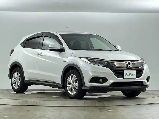 ホンダ ヴェゼル ハイブリッド X ホンダセンシング 愛知県 2018(平30)年 6.2万km プラチナホワイトパール 禁煙車/純正9インチナビ/（CD/DVD/フルセグTV/Bluetooth/HDMI）/バックカメラ/ホンダセンシング/・衝突軽減ブレーキ/・レーンキープアシスト/・追従式クルーズコントロール/バックカメラ/ドライブレコーダー/パドルシフト/純正16インチアルミホイール/スマートキー/スペアキー有/純正フロアマット/LEDヘッドライト/フロントフォグライト/横滑り防止装置