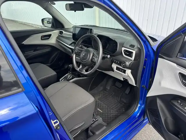 スズキ スイフト HYBRID MZ 滋賀県 2023(令5)年 1.2万km フォギーブルーパールメタリック 純正９型ディスプレイ/・Bluetooth/apple Car　Play/革巻きステアリング/ステアリングリモコン/パドルシフト/アダプティブクルコン/前席シートヒーター/LEDオートライト/フォグライト/スマートキー/スズキセーフティサポート/・デュアルセンサーブレーキサポート/・誤発進抑制機能/・ブラインドスポットモニター/・アダプティブハイビームシステム/・標識認識機能/・車線維持支援機能