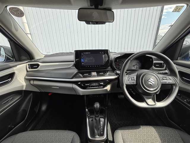 スズキ スイフト HYBRID MZ 滋賀県 2023(令5)年 1.2万km フォギーブルーパールメタリック 純正９型ディスプレイ/・Bluetooth/apple Car　Play/革巻きステアリング/ステアリングリモコン/パドルシフト/アダプティブクルコン/前席シートヒーター/LEDオートライト/フォグライト/スマートキー/スズキセーフティサポート/・デュアルセンサーブレーキサポート/・誤発進抑制機能/・ブラインドスポットモニター/・アダプティブハイビームシステム/・標識認識機能/・車線維持支援機能